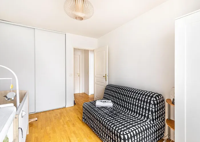 Guestready - Red Letters In Montrouge