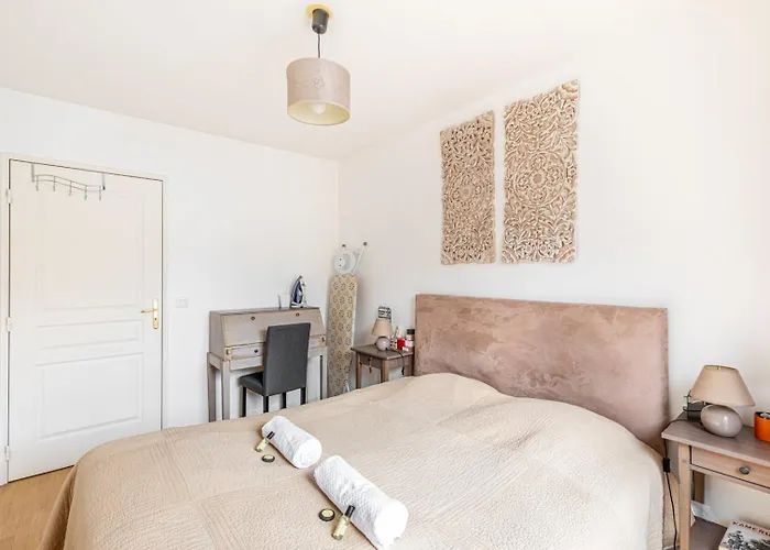 Guestready - Red Letters In Montrouge