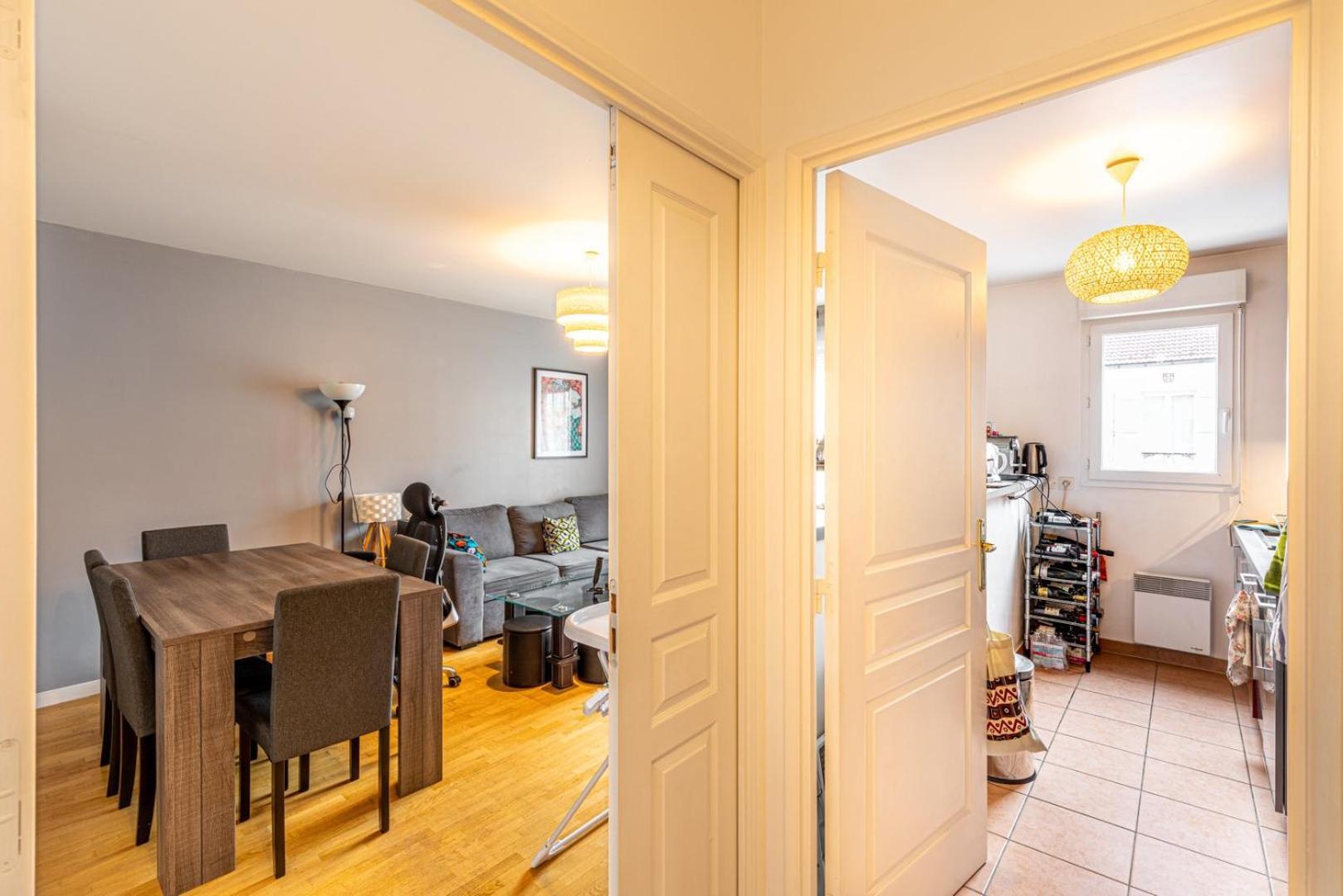 Guestready - Red Letters In * Montrouge
